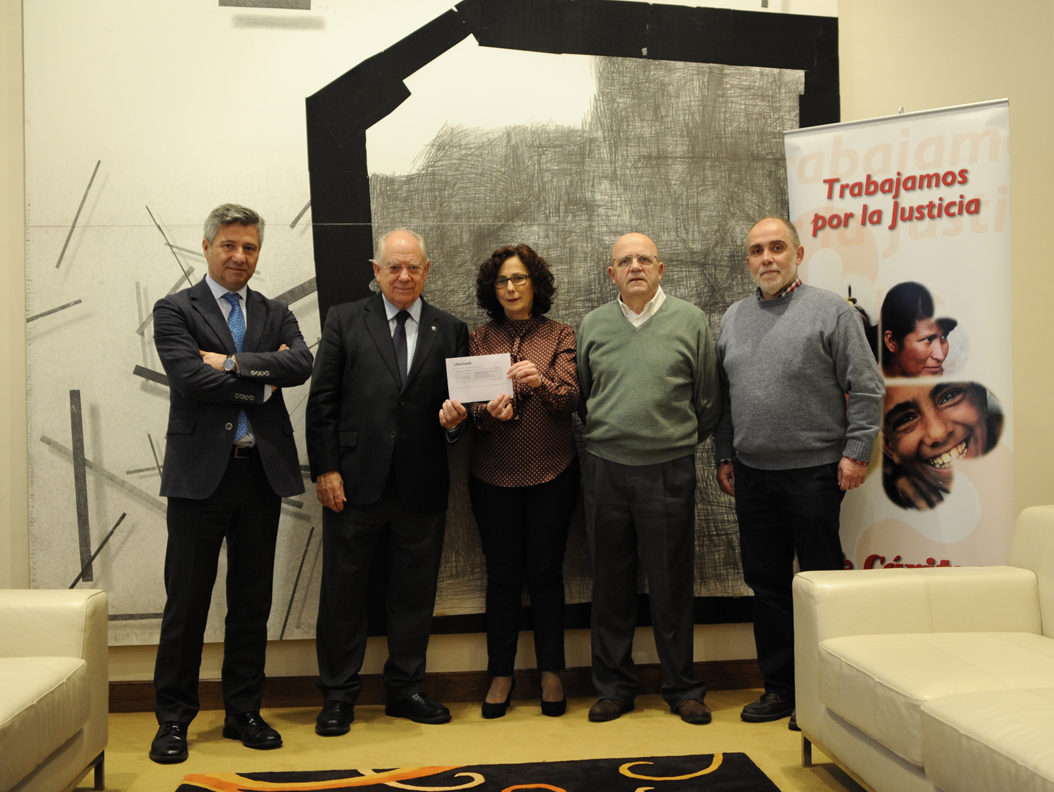 SOLIDARIDAD. La Fundación Caja Cantabria entrega 5.000 € a CÁRITAS